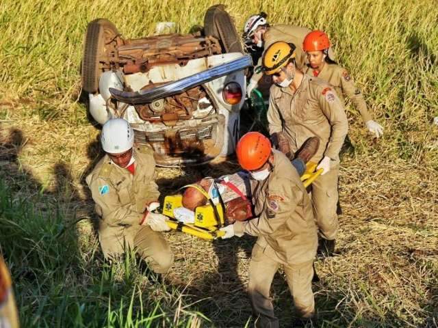 Homem fica ferido ao perder controle em curva e capotar Fusca na MS-080