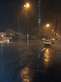 Avenida Manoel da Costa Lima alagou e alguns motoristas tiveram dificuldade para transitar. (Foto: WhatsApp)