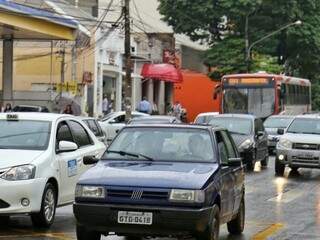 Ônibus e carros disputam espaço de forma desequilibrada hoje na capital. (Foto: Fernando Antunes) 