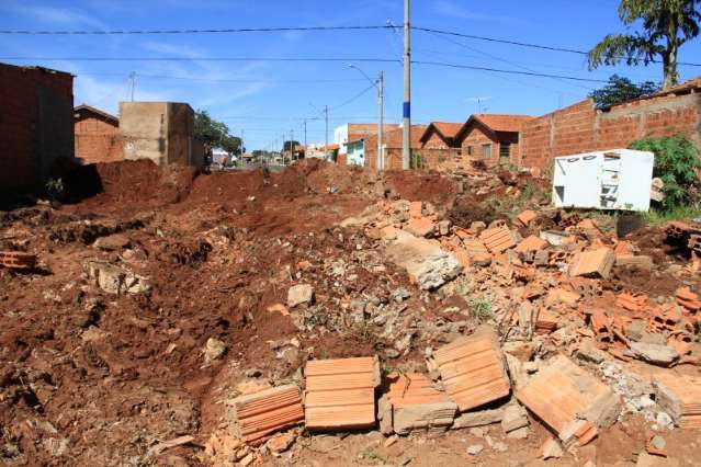 EMHA demole casa de alvenaria constru&iacute;da em &aacute;rea da prefeitura