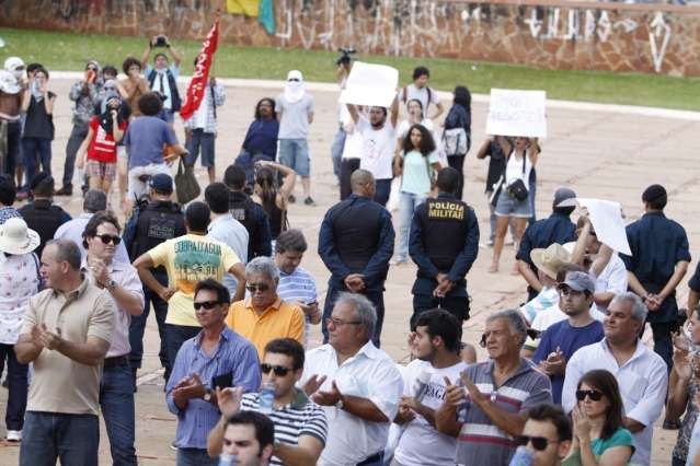 Professora deixa mestrado para proteger fazenda em Miranda