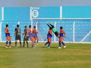 Goleiro tenta pegar a bola em cobrança de falta (Foto: Henrique Kawaminami/Arquivo)