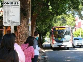 Usuário do transporte coletivo esperando ônibus. (Foto: Alcides Neto)