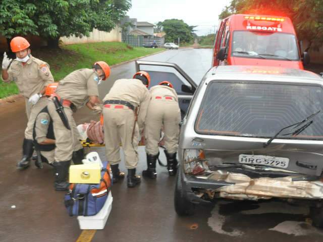  Acidente entre carros e moto deixa jovem gravemente ferida no Jardim Veraneio