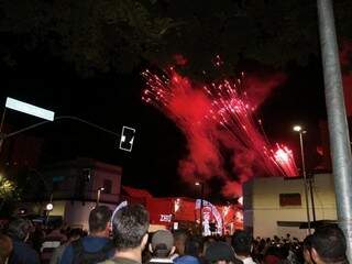 Fogos de artifício lançados durante o evento, esta noite. (Foto: Marcos Maluf) 