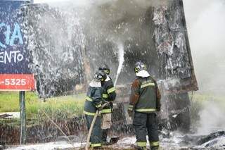 Caminhão ficou destruído após ser invadido por chamas (Foto: Marcos Ermínio)