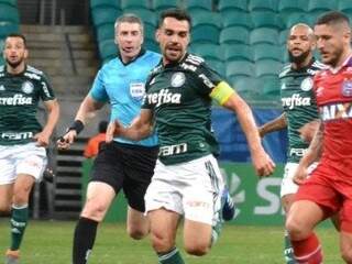 Partida teve lance alterado por conta do VAR. (Foto: UOL Esportes) 