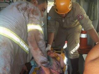 Momento em que o militar fazia resgate da criança (Foto: Maracaju Speed)