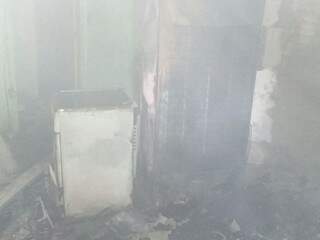 O fogo consumiu todos os móveis da residência. (Foto: Divulgação Corpo de Bombeiros) 