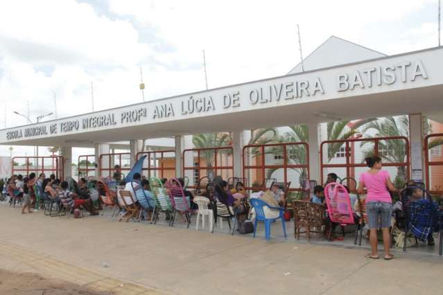 Sob chuva e sol, pais sofrem em fila por 115 horas para ter vaga em escola