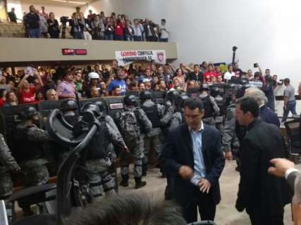 Policiais fazem corredor no plenário para impedir invasão de sindicalistas