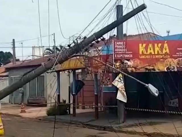 Poste &eacute; derrubado e moradores ficam sem energia na Coophavila 2