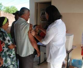 Vacinação contra gripe continua, mas após três mortes prefeito decidiu suspender aulas em escolas públicas (Foto: Divulgação)