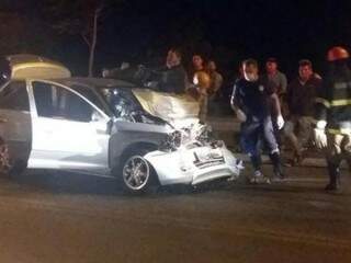 Carro ficou destruído após a colisão com a camionete (Foto: Direto das Ruas)
