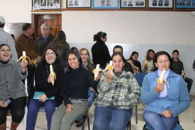 Vereadores somem para n&atilde;o dar posse a Dr. Renato e povo protesta com banana