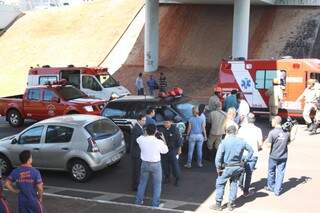 Socorro a vítima tumultuou o tráfego de veículos na Rua Ceará no final da manhã de hoje (Foto: Marcos Ermínio)