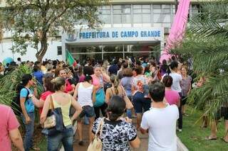 Mais de 200 professores estão neste momento em frente à sede do Executivo Municipal (Foto: Marcos Ermínio)