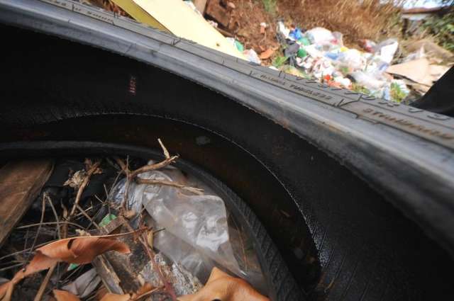 Moradores formam &quot;novo lix&atilde;o&quot; ao lado de posto, escola e creche