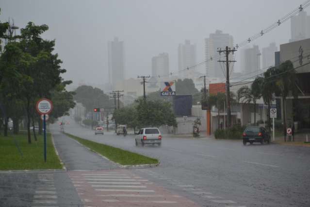 Ventos chegam a 80 km/h em chuva forte de domigo