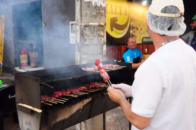 Na modinha do momento, restaurante une espetinho ao buffet livre de a&ccedil;a&iacute;