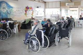 Sala de convivência onde os idosos passam o tempo livre entre as atividades do dia (Foto: Kimberly Teodoro)