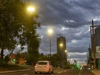 Em Campo Grande o dia amanheceu com céu nublado. (Foto: Henrique Kawaminami)