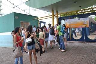 Candidatos em frente à Escola Estadual Joaquim Murtinho. (Foto: Simão Nogueira)