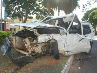 Carro da jovem ficou destruído após acidente. (Foto: Arquivo)