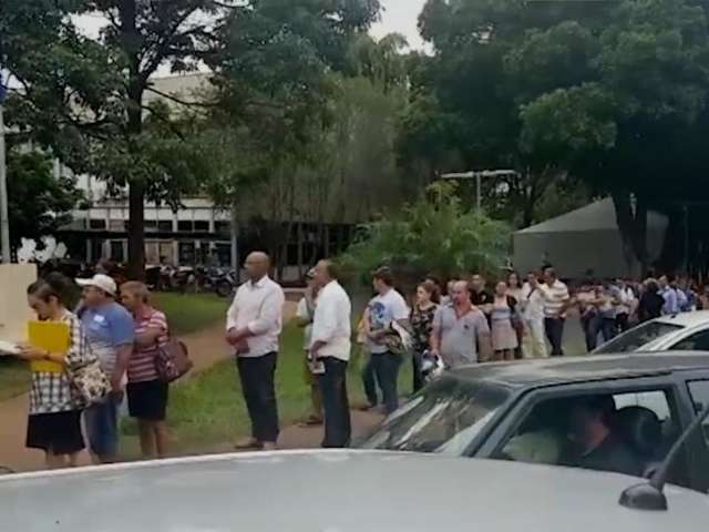 &Uacute;ltimo dia de descontos do Refis tem fila na central de atendimento