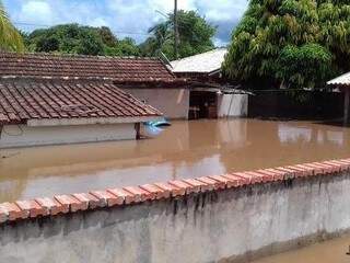 Apesar de Rio Apa estar baixando, famílias continuam fora de casa, em Bela Vista (Foto: Jatoba News)