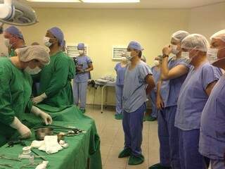 Nelsinho e André estiveram no centro cirúrgico do hospital de Coxim (Foto: Facebook)