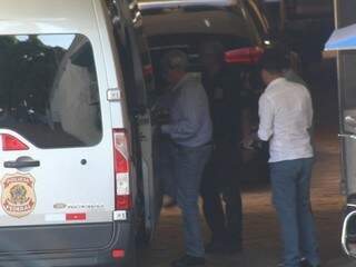 Ex-governador subindo na van da PF enquanto era transferido nesta terça-feira (Foto: Marcos Ermínio)