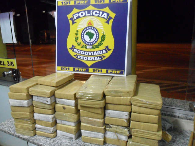  PRF apreende duas adolescentes com mais de 50 quilos de maconha em Coxim