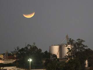 Eclipse lunar durou cerca de uma hora. (Foto: Marcelo Victor)