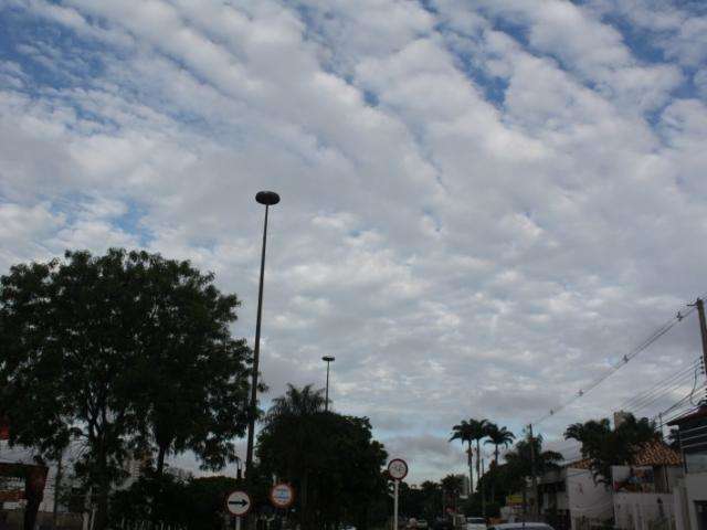 C&eacute;u entre nuvens e temperatura em alta, assim amanheceu a sexta-feira