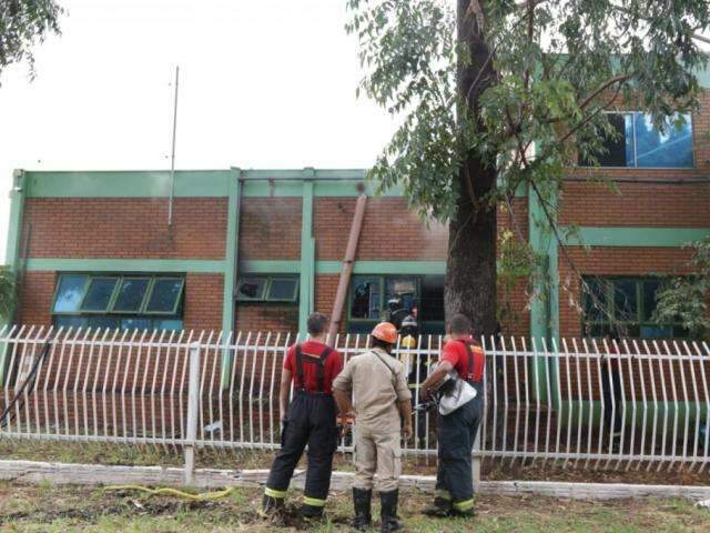 Curto-circuito pode ter provocado fogo em unidade da &Aacute;guas Guariroba 