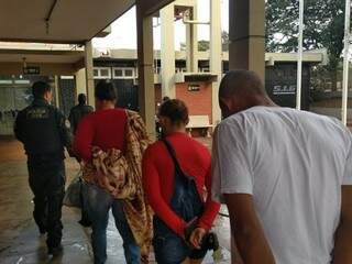 Presos em operação desta sexta-feira chegam em delegacia conduzidos por policial do SIG (Foto: Adilson Domingos)