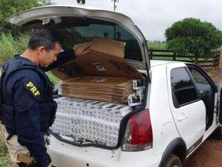 Policial durante as buscas no interior do veículo. (Foto: Divulgação/PRF) 