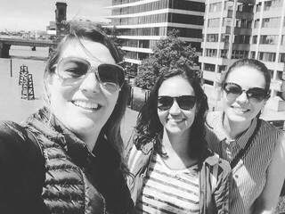 As amigas Mariana, Lívia e Rita durante passeio em Londres: &quot;fomos salvas pela &#039;escada de Deus&quot;. (Foto: Arquivo Pessoal)