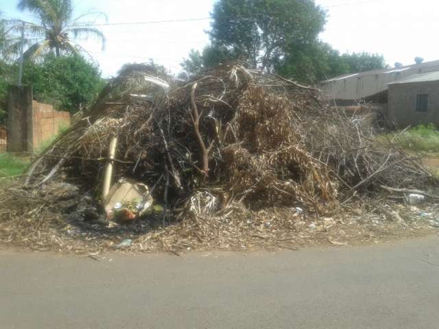 Moradores reclamam de entulho nas ruas na Vila Progresso