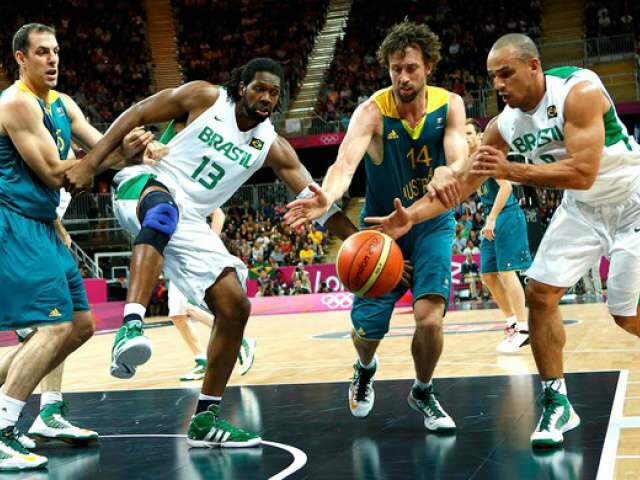  Ap&oacute;s 16 anos, basquete masculino do Brasil estreia em Londres com vit&oacute;ria