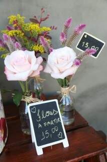 Em garrafinhas de vidro, as flores custam a partir de R$ 15,00. 