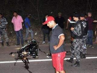 A moto que a vítima conduzia ficou totalmente destruída. (Foto: Corumbá Agora)