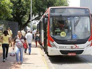 Ônibus do transporte público em ponto de grande movimento na Praça Ary Coelho (Foto: Arquivo)