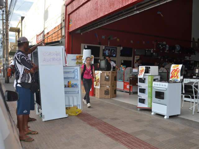  Empresa pede para cliente guardar geladeira com defeito dentro de loja