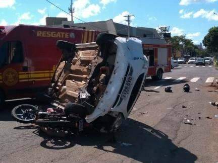 Carro capota na Ernesto Geisel após “fechada” de moto; dois ficam feridos