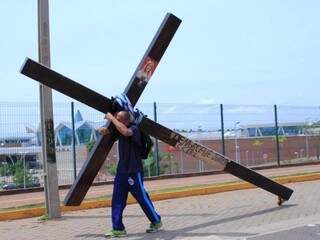 Paulo foi caminhando para Cuiabá com a cruz de madeira nas costas. (Foto: Marina Pacheco)