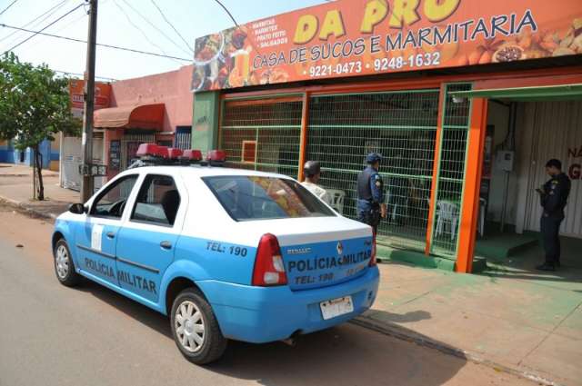 Homens disparam 12 tiros e tr&ecirc;s atingem adolescente em restaurante