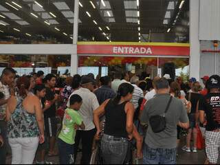 Consumidores fizeram fila para esperar inauguração de hipermercado. (Foto: Marlon Ganassin)