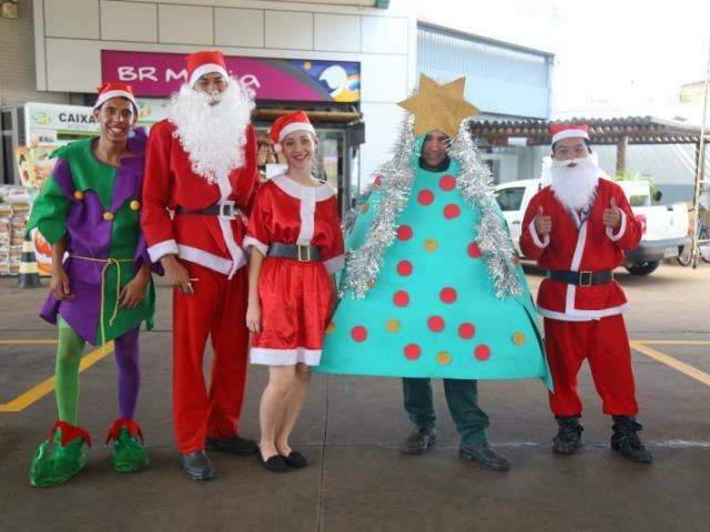 Para plant&atilde;o passar mais r&aacute;pido, funcion&aacute;rios se vestem de Natal